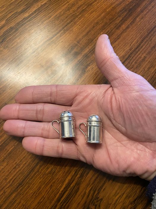 Saleiro e pimenteiro individuais em prata