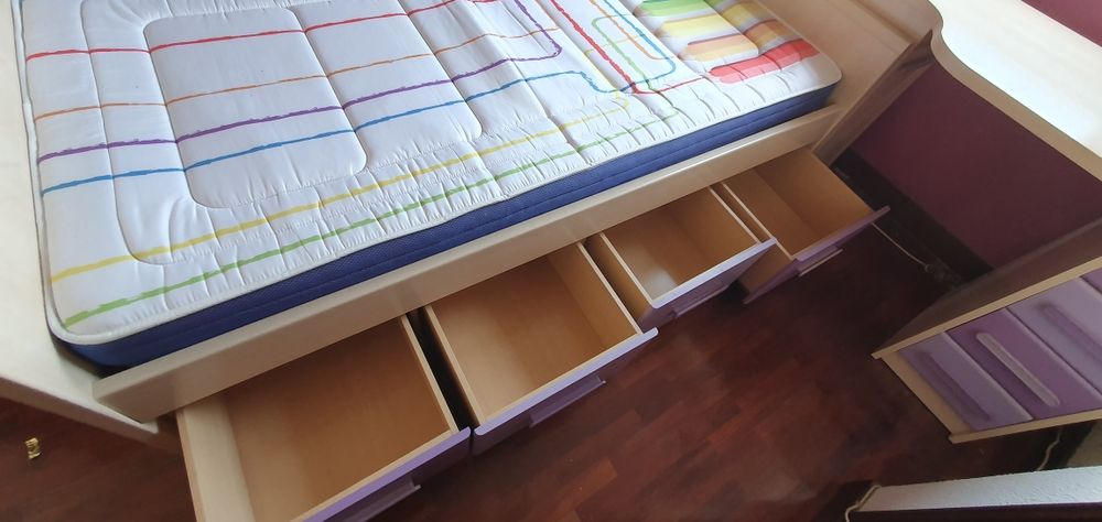 Mobilia para cuarto com cama individual e arrumação