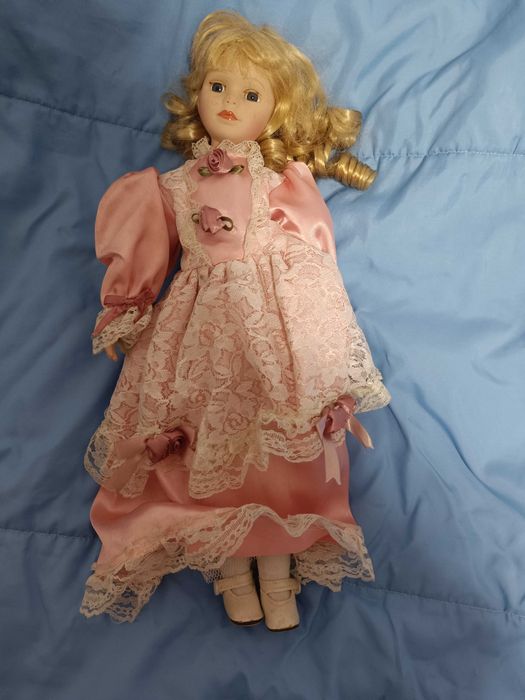 Boneca porcelana loira com vestido rosa