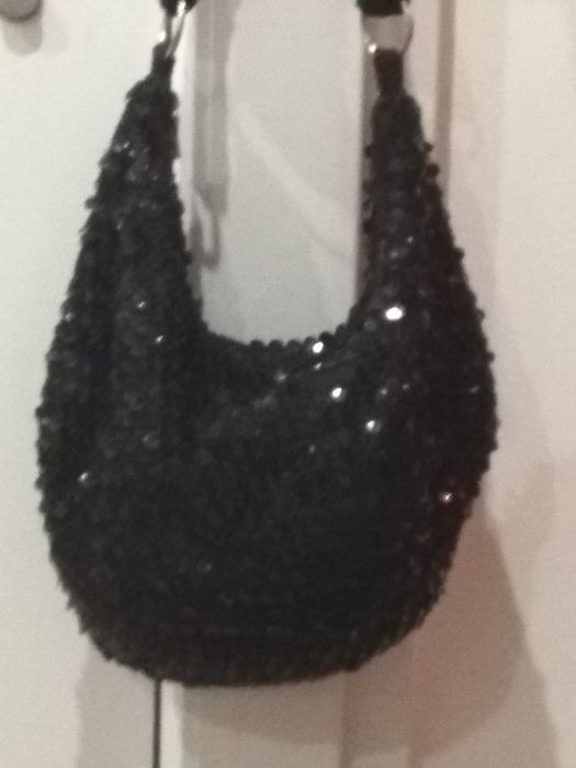 Mala saco preto todo em lantejoulas.Muito gira.