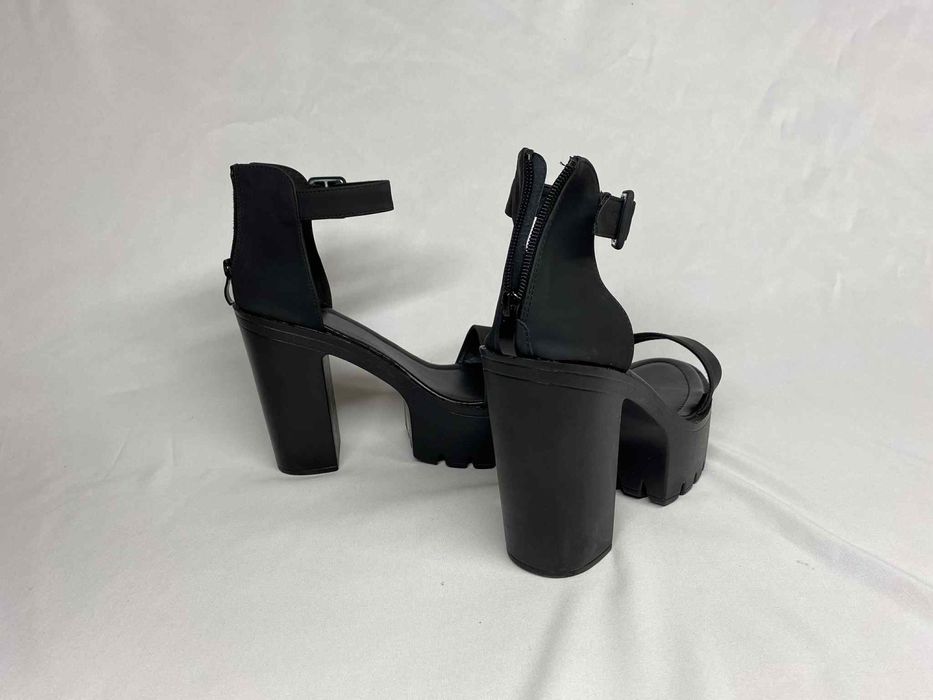 Buty czarne na obcasie