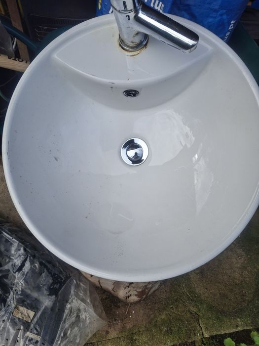 Lavatório  redondo com torneira