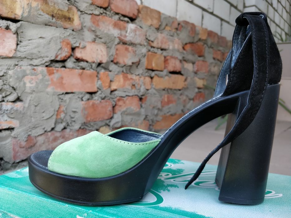 Продам женские кожаные босоножки