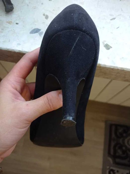 Buty na obcasie zamszowe