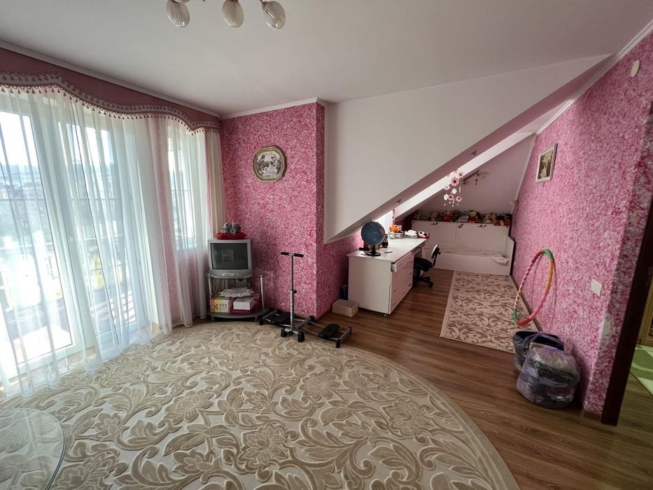 Продаж будинку з окремим гаражем