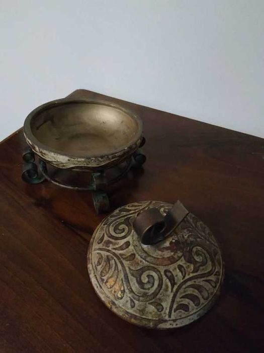 Caixa decorativa em ferro e cerâmica.