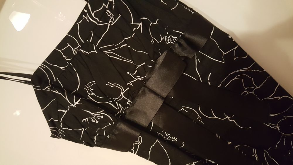 Czarna sukienka na cienkich ramiączkach