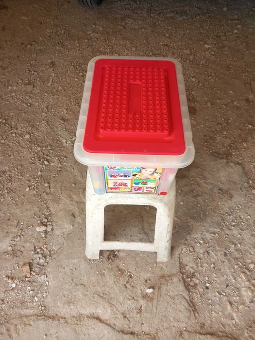 Caixa com peças de legos ideal para crianças