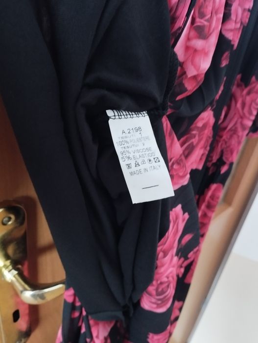 Sukienka czarna w czerwone róże długa