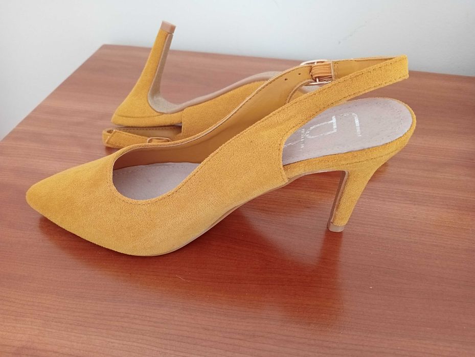 Sapatos novos Tam.36