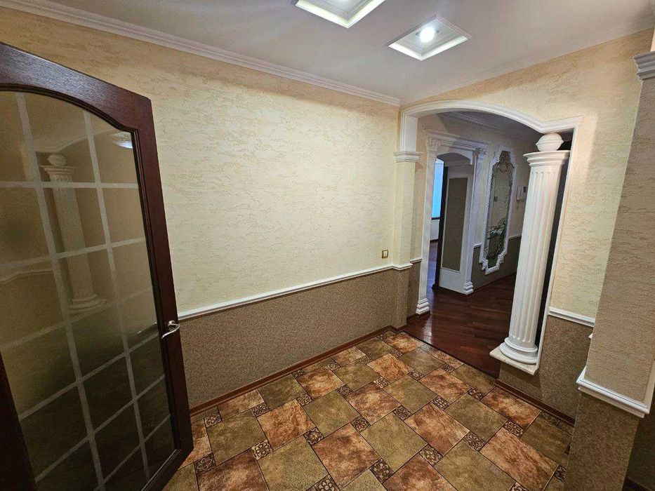 Оренда комерційного приміщення, центр, вул. Шептицького