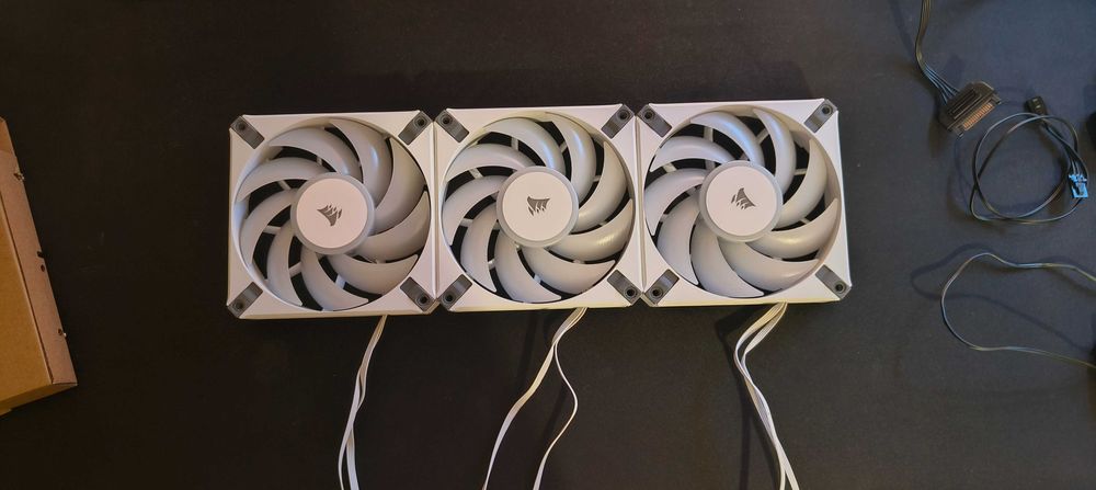 3 Corsair AF120 RGB ELITE Fans + Complete iCUE System64740898230785122