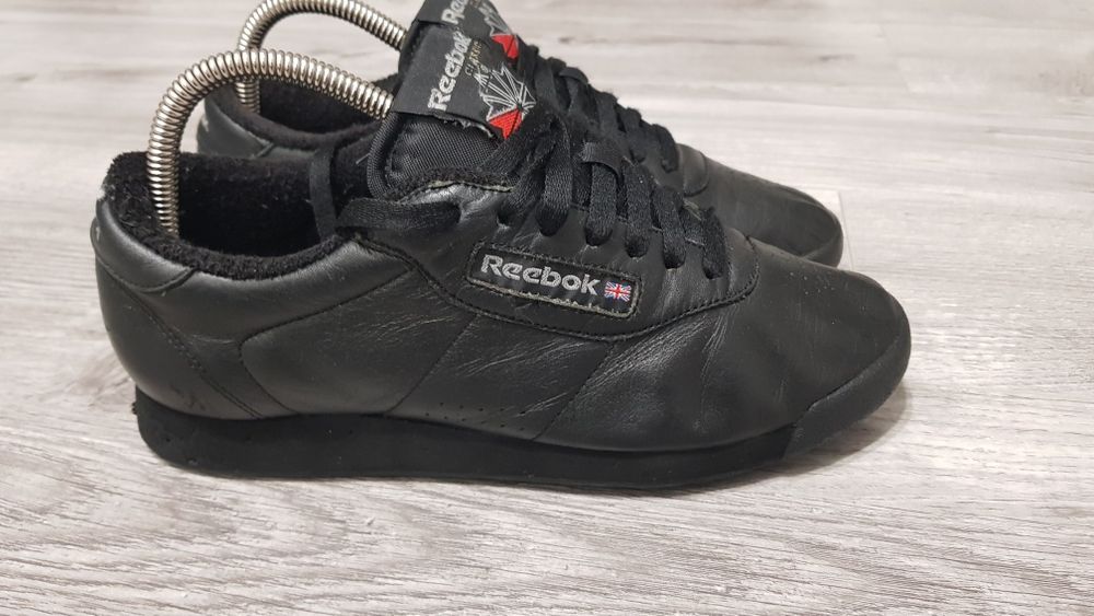 Продам фірмові кросівки Reebok classic