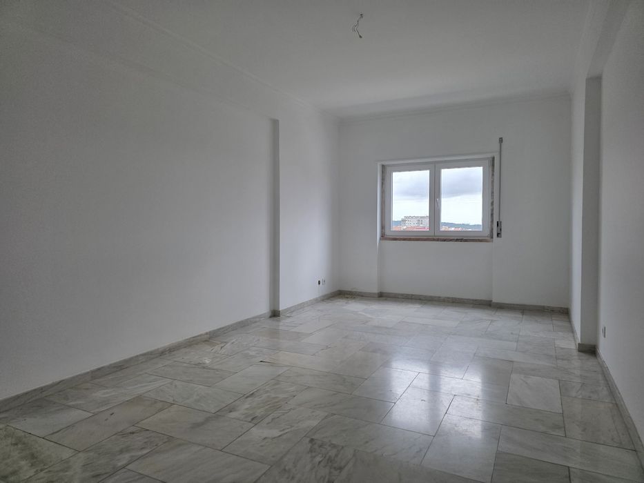 T2 Arrendamento-Queluz (estação) Ler anúncio até o Fim!