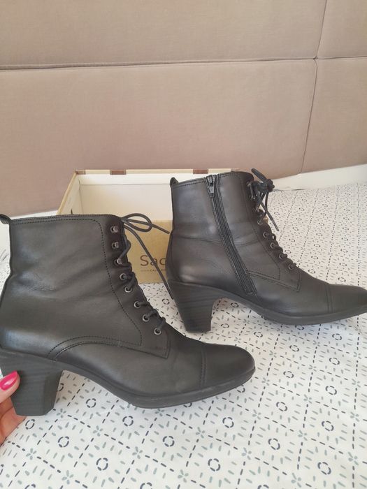 Botins em pele novos. Nunca foram usados tam 40