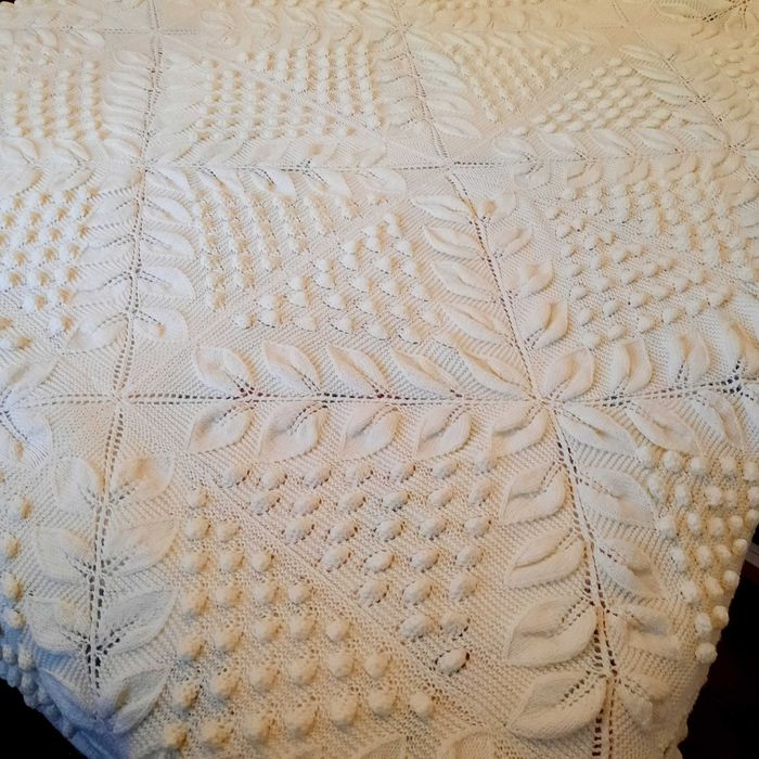 Colcha de cama de casal em renda, feita a 2 agulhas, linha