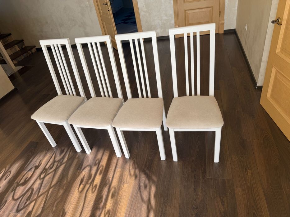 Стільці в гарному стані 4 штуки, комплектом