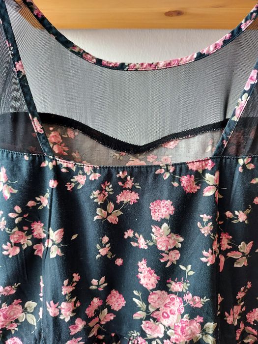 Sukienka w kwiatki Cropp