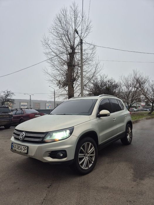 Продам свій Volkswagen Tiguan автомобіль 2015 року.
Доглянутий, у дуже гарному стані — без вкладень, сів і поїхав.

Автомат, повний привід 4×4
Шкіряний салон у відмінному стані, в авто не курили.
Є кнопка Start/Stop, безключовий доступ, панорамний дах.

Машина комфортна, м’яка в ходу, добре тримає дорогу — ідеально як для міста, так і для поїздок.
Обслуговувалась вчасно, експлуатація бережна.

Телефонуйте — із задоволенням відповім на всі питання