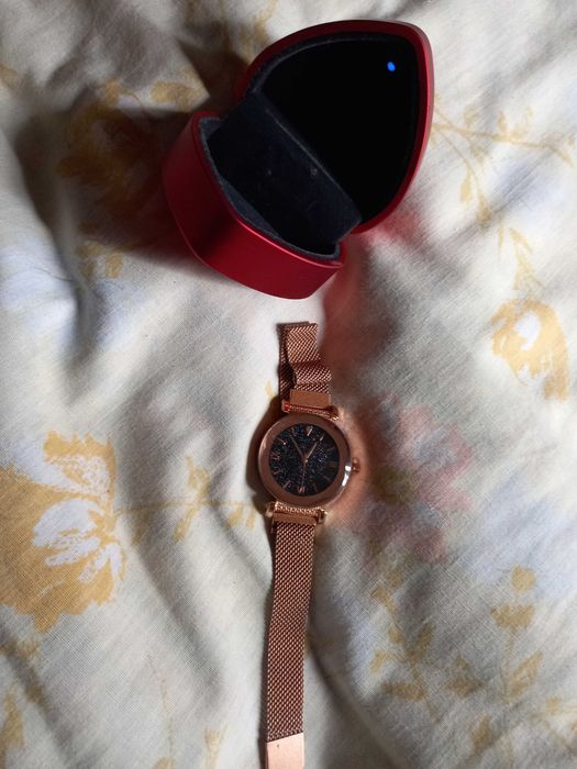 Relógio com caixa coração vermelha - em funcionamento.