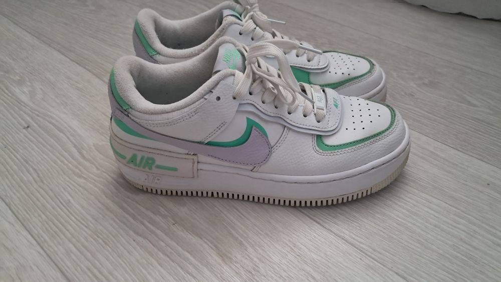 Продам жіночі кросівки фірми Reebok Nike