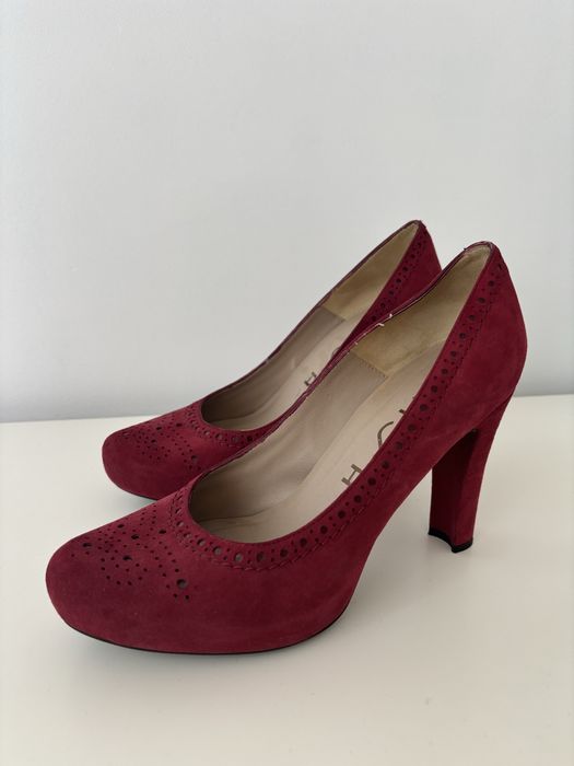 bordowe buty na słupku