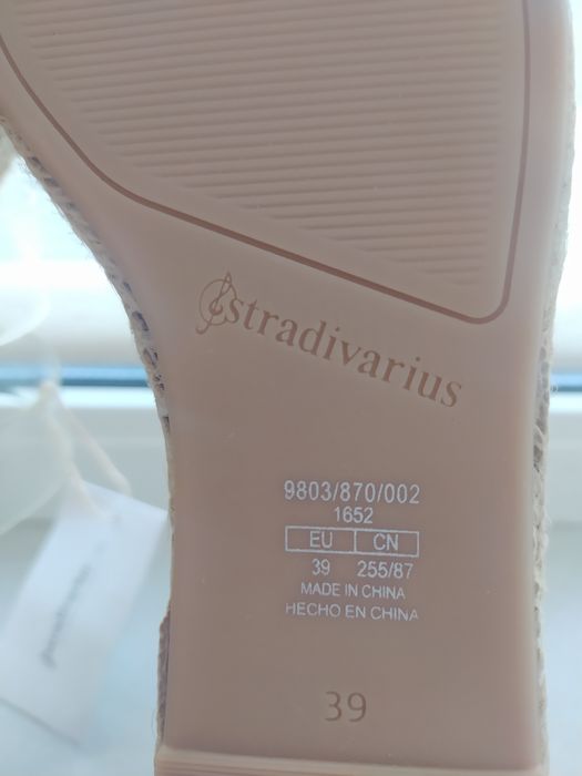 Нові шльопанці на платформі, Stradivarius