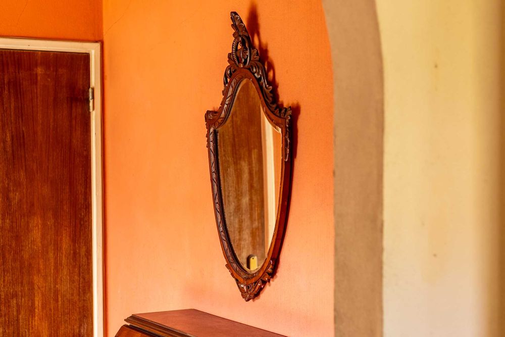 Espelho de de madeira, moldura entalhada à mão