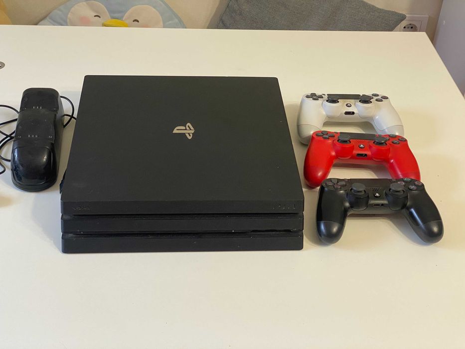 PS4 Pro + 3 геймпада Dual Shock + зарядка для геймпадів