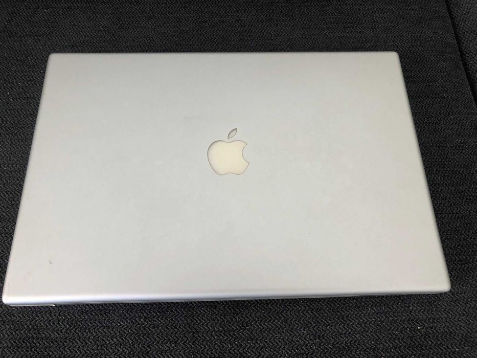 MacBook Pro 15'' -Sem bateria, fixo à corrente - Oferta 2 carregadores