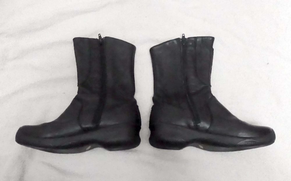 Продам новые кожанные сапожки , бренд "KEEN", черный цвет, размер 36 .