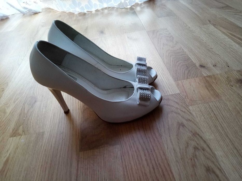 Piękne skórzane buty białe z cyrkoniami.
