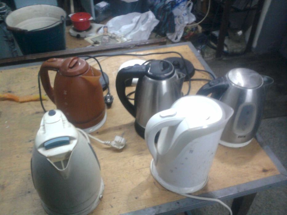 Чайники электрические на запчасти 5 шт . 3 подошвы . Цена за всё 300 .