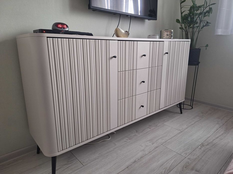 Komoda z 3 szufladami, ryflowana, w kolorze kaszmiru