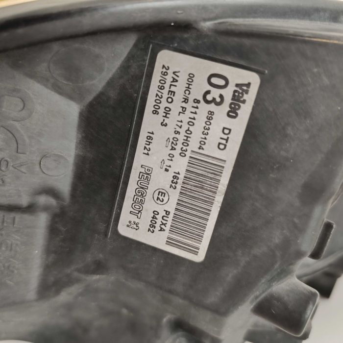 Farol direito Peugeot 107 Hatckback