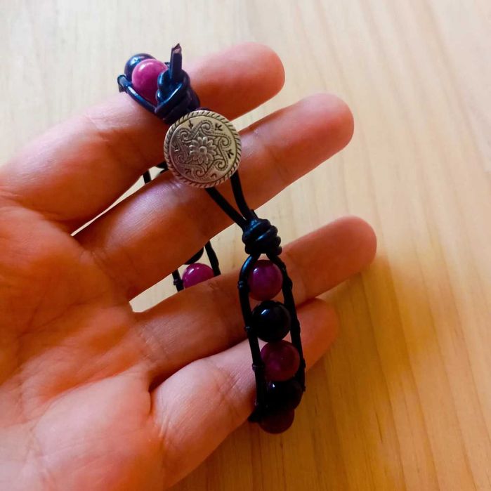 Pulseira de pedras naturais e fio de couro preto
