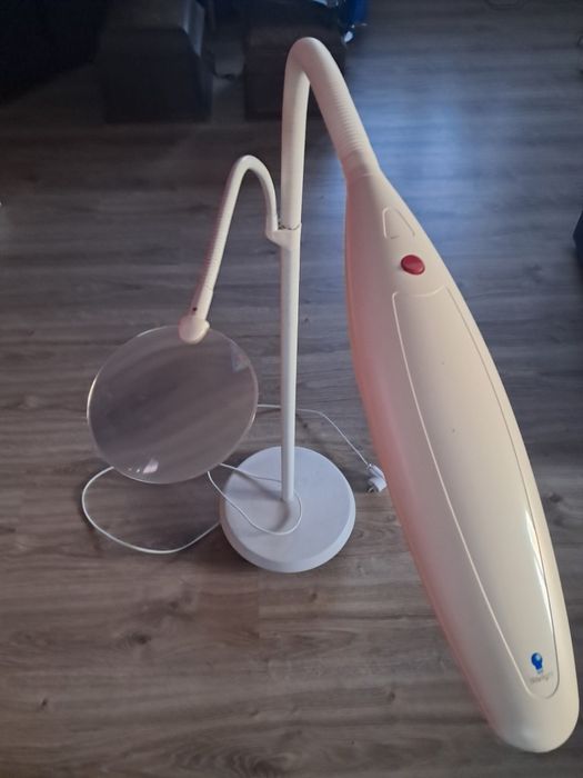 Lampa kosmetyczna stojaca