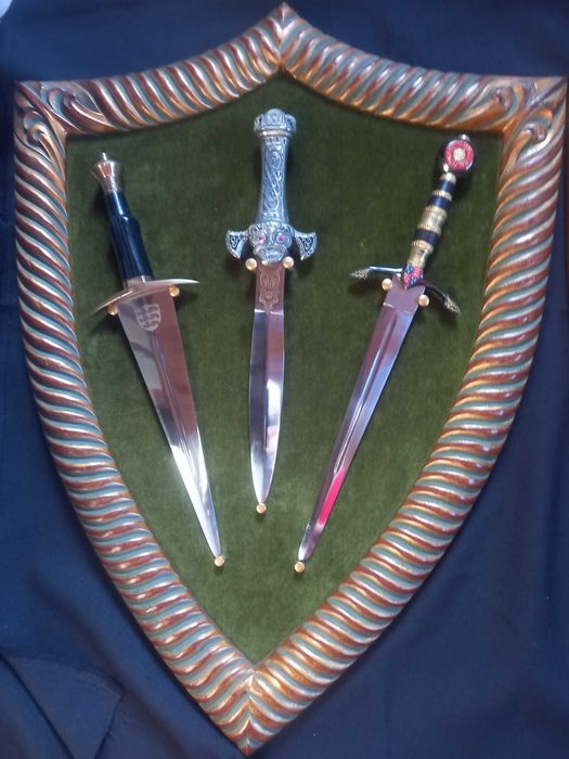 6 adagas decorativas com expositores