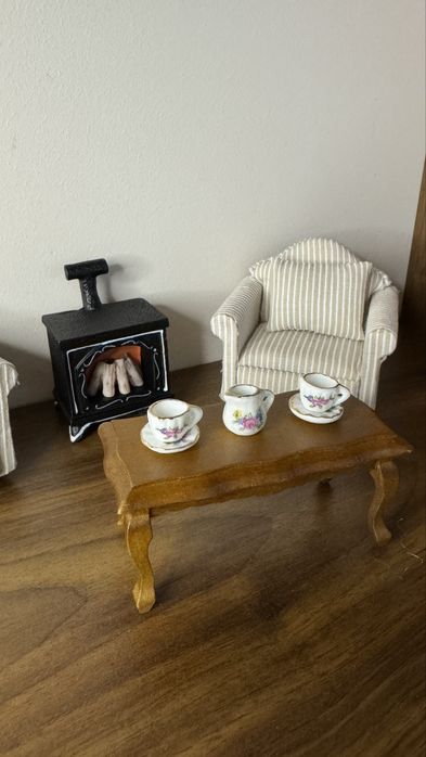 Меблі у ляльковий будиночок