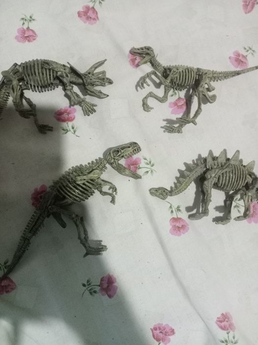 Bonecos dinossauros