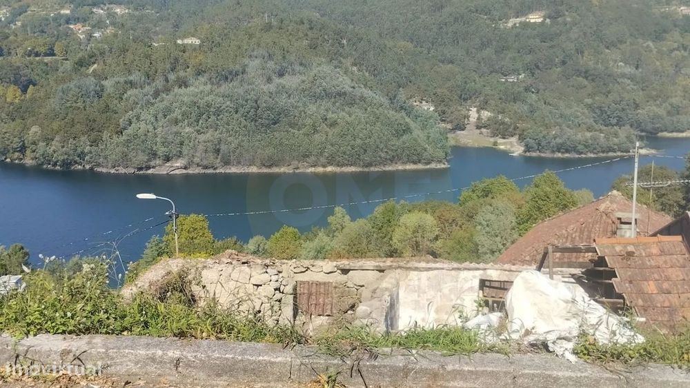 Moradia para restauro no Gerês