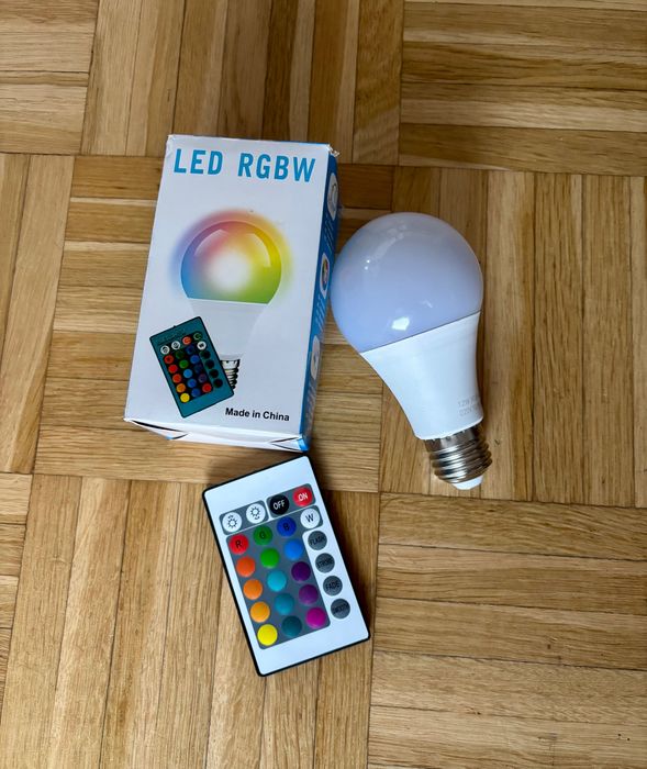 Żarówka LED RGBW z pilotem zmienne światła i kolory KLASA A++