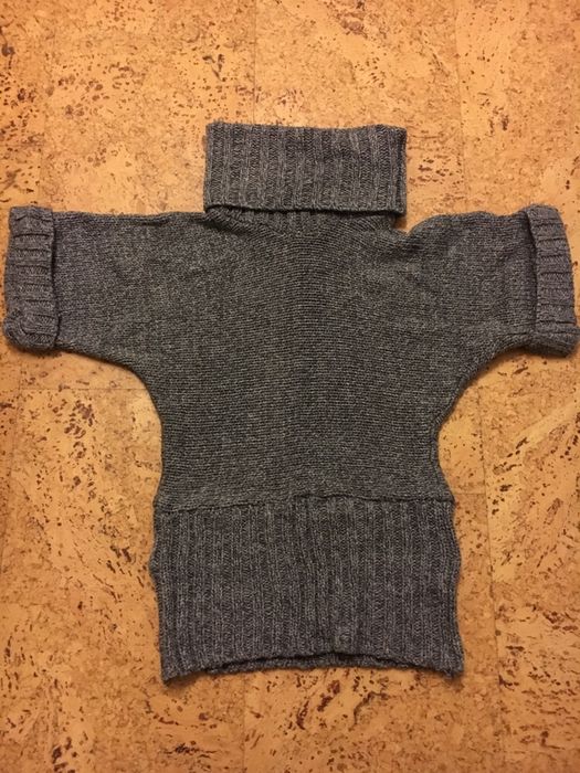 Szary sweter z golfem