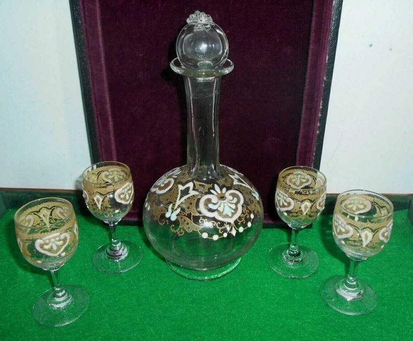 Garrafa de vidro pintada à mão com relevo, 4 chávenas, década de 1930