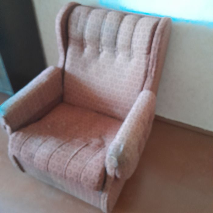 Диваны . Кресло . Б / У . Нужны будут мужские руки !