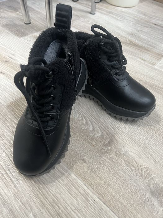 Нові зимові чоботи для дівчинки