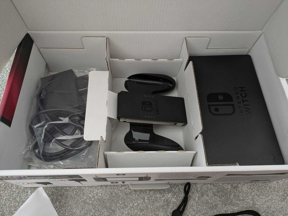 NIntendo Switch 1 c/ dock, comando e jogos
