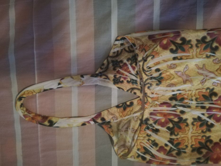 Vestido curto de prender ao pescoço,