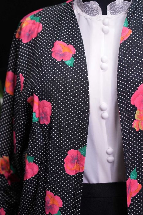 Czarno-kropkowana narzutka, kimonowa marynarka w neonowe bratki