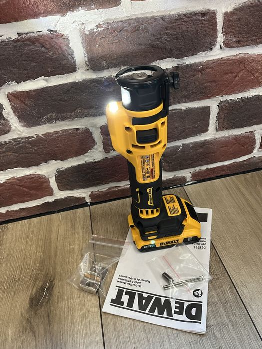 Фрезер аккумуляторный для вырезания гипсокартона DeWALT DCE555